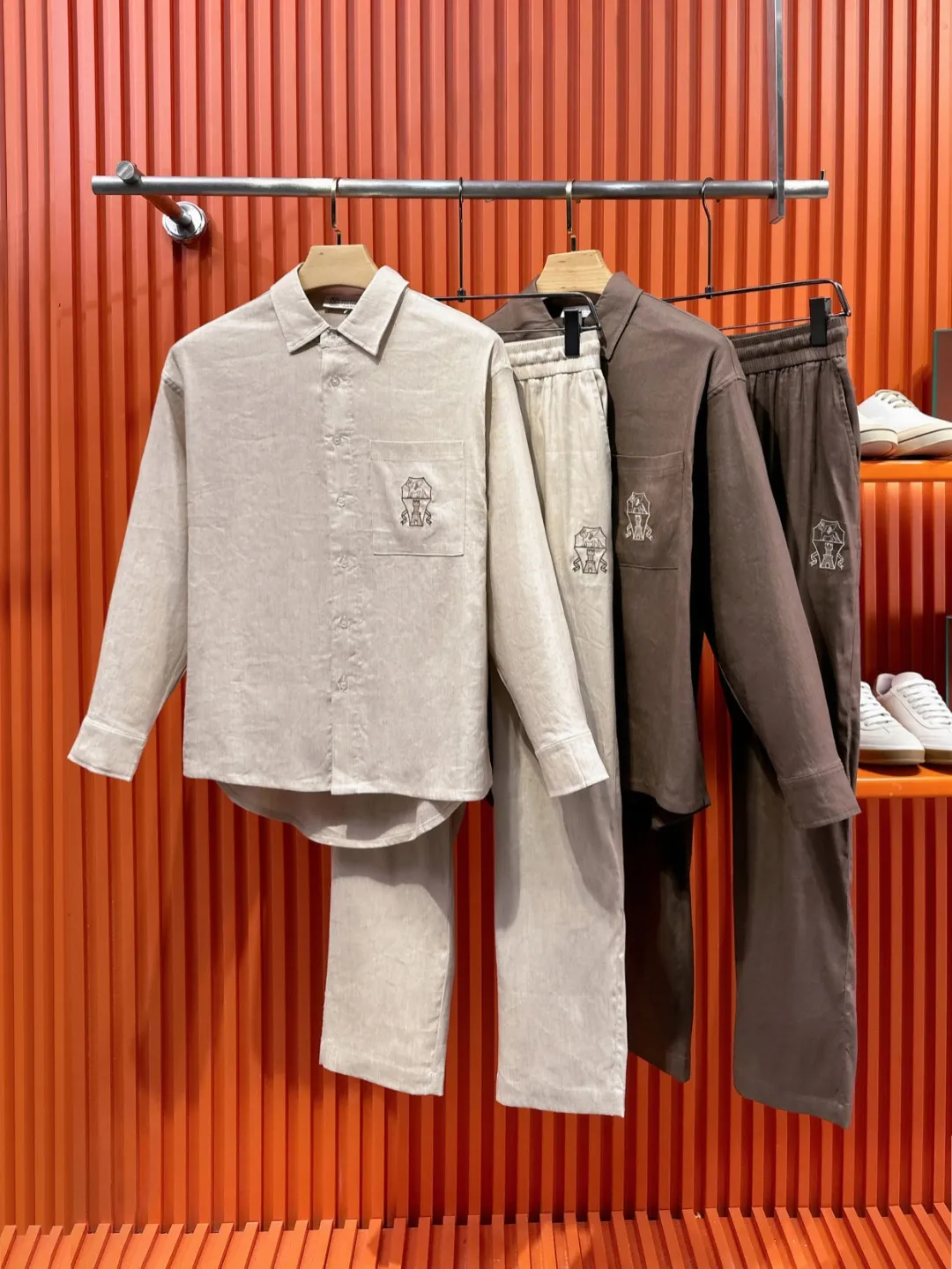 BRUNELLO CUCINELLI Brunello Cucinelli BC Bc slightly wide version M-XXL (the suit does not come apart, 💯Tencel linen) 26SS Brunello Cucinelli autumn and winter models are hotly shipped｜Exclusive customization Official website counter Same Style BC🌟Casual suit·Old money style Middle Eastern Tencel linen fabric The top shirt 👔 has a small lion and ball micro badge on the chest 🪡 embroidery, the pants 👖 a small lion and ball micro emblem 🪡 embroidery are made of 100% 💯 Tencel linen, soft to the touch and not easy to deform, with anti-pilling technology, the upper body is extremely comfortable, solid color lapel shirt 👔 pants 👖, solid color ribbed edges full of details. The simple version is not flattering to the body shape, and the original fabrics are standard. The skin-friendly and breathable texture is suitable for all daily scenes. It can be switched between commuting and leisure with one click. It shows high-end taste in a low-key manner, and provides comfort and style throughout autumn and winter. The inner hemming is evenly and meticulously routed, and the texture and texture are super soft. It is very light and soft, and feels extremely delicate and silky. The finer the yarn, the harder it is to work, and it is very time-consuming and material-consuming. It is a super rare product. The particularity of the fabric of each piece of clothing makes it silky soft and smooth. The unique embroidery pattern on the chest, you can feel its softness and smoothness when it comes into contact with the skin! The overall design is simple and grand, continuing Classic. The calm and elegant Classic color scheme naturally exudes a casual, elegant and sophisticated style, highlighting the style of a major manufacturer. Fabric, quite wide and comfortable. Delicate, easy to wear, dry, breathable and non-stick. The texture is light and there is no pressure on the upper body, as if it can breathe. Whether it is wiring, cutting or hardware configuration, it is the highest level of craftsmanship. Every detail is meticulous and quite elegant! The minimalist style structure is grand, natural, and highly recognizable. The upper body will never go wrong with the matching performance, and there is no doubt about it! Color: Linen Coffee Brown Size: M-3XL Size chart: Top size chart: M: Shoulder width 52-Bust 54-Length 69 L: Shoulder width 54-Bust 56-Length 71 XL: Shoulder width 56-Bust 58-Length 73 XXL: Shoulder width 58-Bust 60-Length 75 3XL: Shoulder width 60 - Bust 62 - Length 77 Pants size chart: M: Seat circumference 107 - Waist circumference 78 - Pants length 103 L: Seat circumference 111 - Waist circumference 82 - Pants length 105 Sitting circumference 123 - waist circumference 94 - pants length 111